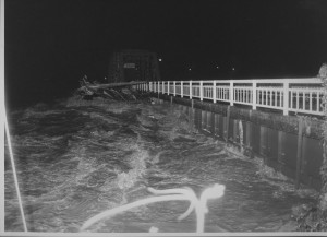 062５８．９．２８豪雨(印画01)06（八百津町　八百津橋）